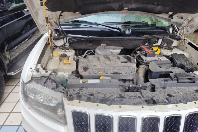 Used Jeep Compass 2013 2.0L two-wheel drive sport version Engine Bay Right