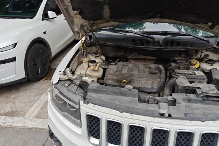 Used Jeep Compass 2013 2.4L four-wheel-drive sport version Engine Bay Right