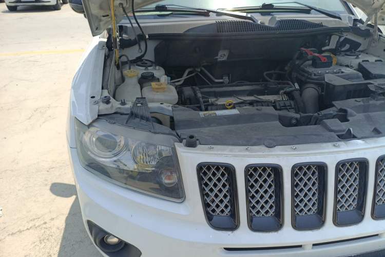 Used Jeep Compass 2013 2.4L four-wheel-drive sport version Engine Bay Right