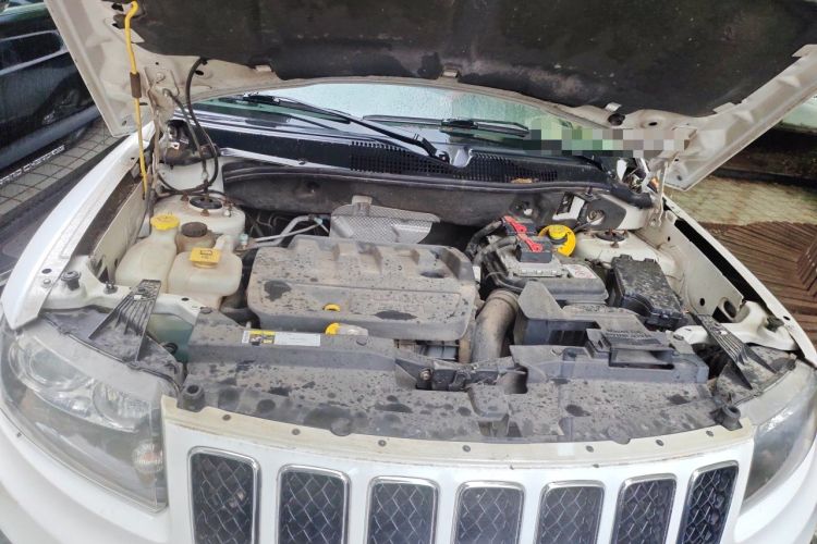 Used Jeep Compass 2013 2.0L two-wheel drive sport version Engine Bay