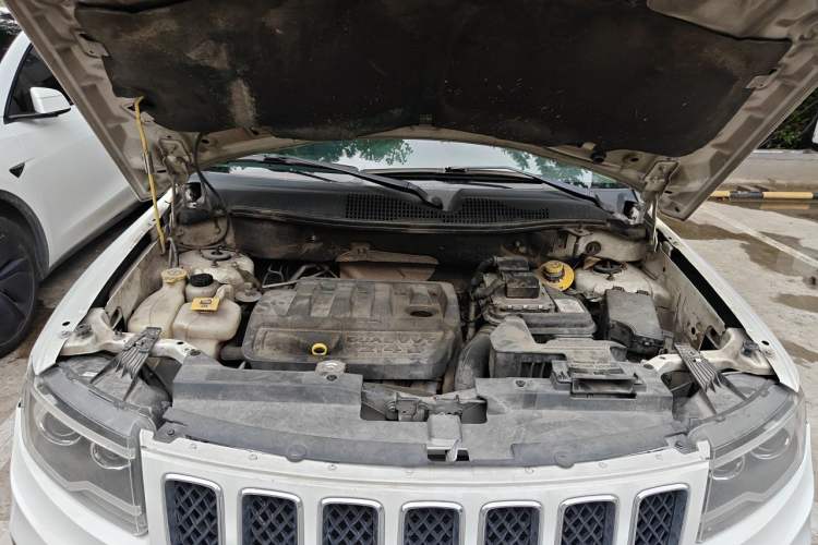 Used Jeep Compass 2013 2.4L four-wheel-drive sport version Engine Bay