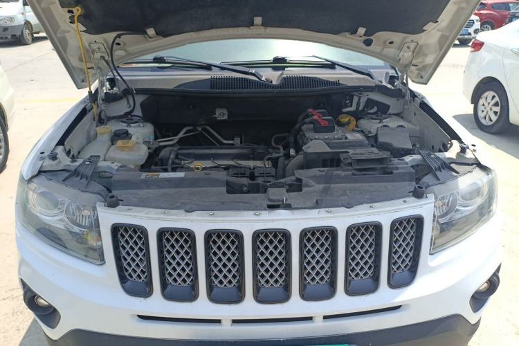Used Jeep Compass 2013 2.4L four-wheel-drive sport version Engine Bay