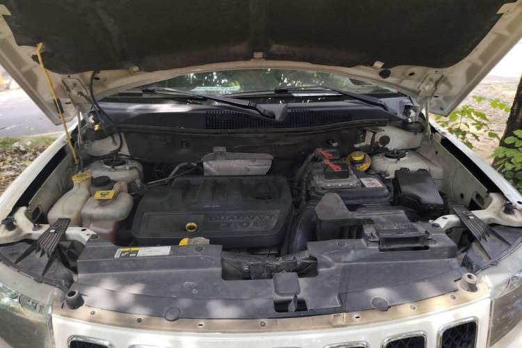 Used Jeep Compass 2013 2.0L two-wheel drive sport version Engine Bay