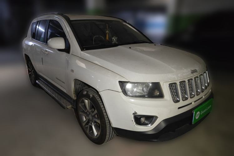 Used Jeep Compass 2013 2.0L two-wheel drive luxury version Front Right 45 Deg