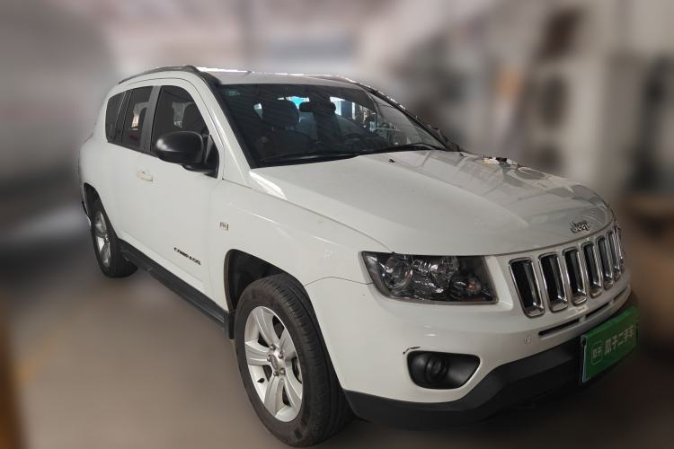 Used Jeep Compass 2013 2.0L two-wheel drive sport version Front Right 45 Deg