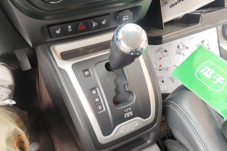 Used Jeep Compass 2013 2.4L four-wheel drive luxury version Gear Lever