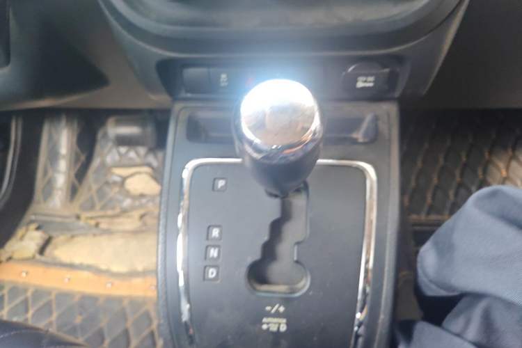 Used Jeep Compass 2013 2.0L two-wheel drive sport version Gear Lever