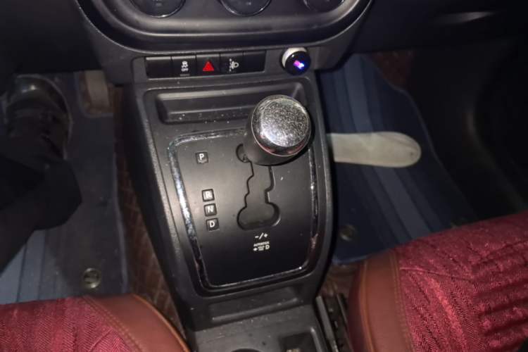 Used Jeep Compass 2013 2.0L two-wheel drive sport version Gear Lever