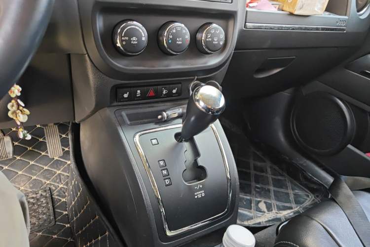 Used Jeep Compass 2013 2.4L four-wheel drive urban version Gear Lever