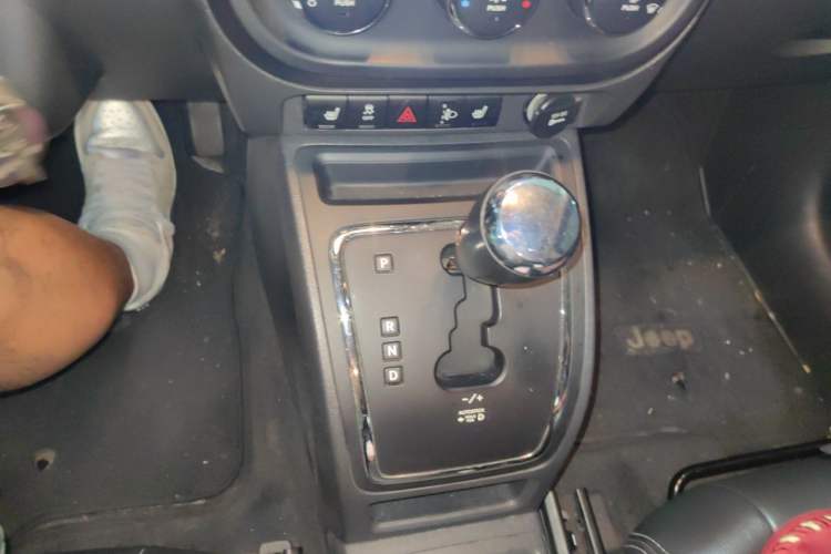 Used Jeep Compass 2013 2.4L four-wheel drive luxury version Gear Lever