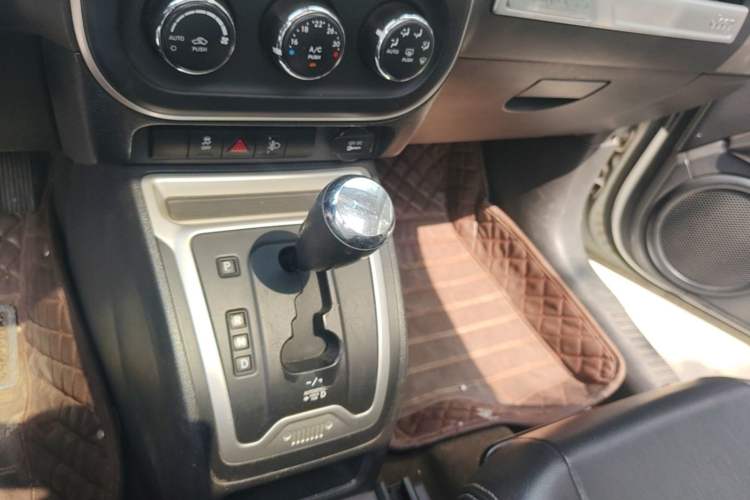 Used Jeep Compass 2013 2.4L four-wheel-drive sport version Gear Lever