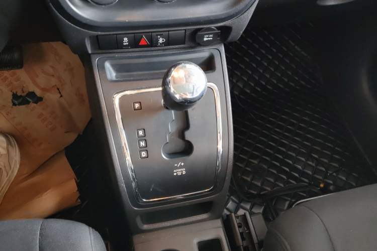 Used Jeep Compass 2013 2.4L four-wheel-drive sport version Gear Lever