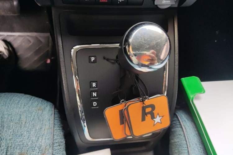 Used Jeep Compass 2013 2.0L two-wheel drive sport version Gear Lever
