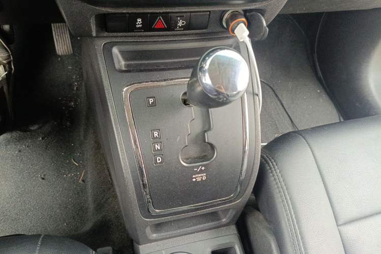 Used Jeep Compass 2013 2.4L four-wheel-drive sport version Gear Lever