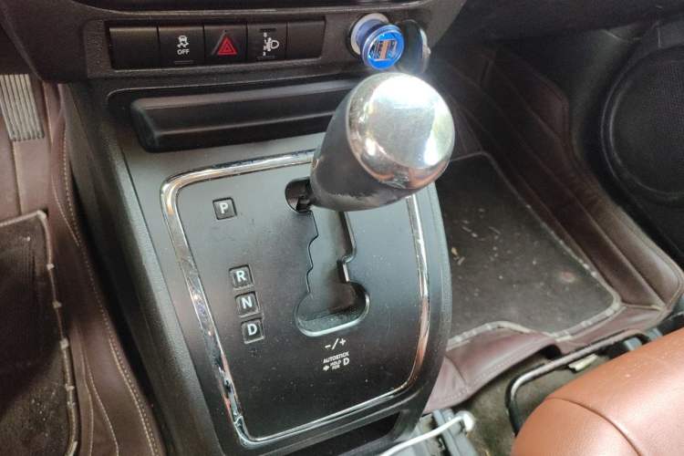 Used Jeep Compass 2013 2.4L four-wheel-drive sport version Gear Lever