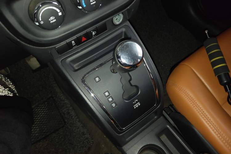 Used Jeep Compass 2013 2.0L two-wheel drive sport version Gear Lever