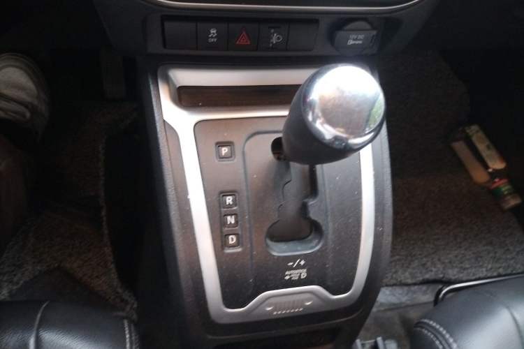 Used Jeep Compass 2013 2.4L four-wheel-drive sport version Gear Lever