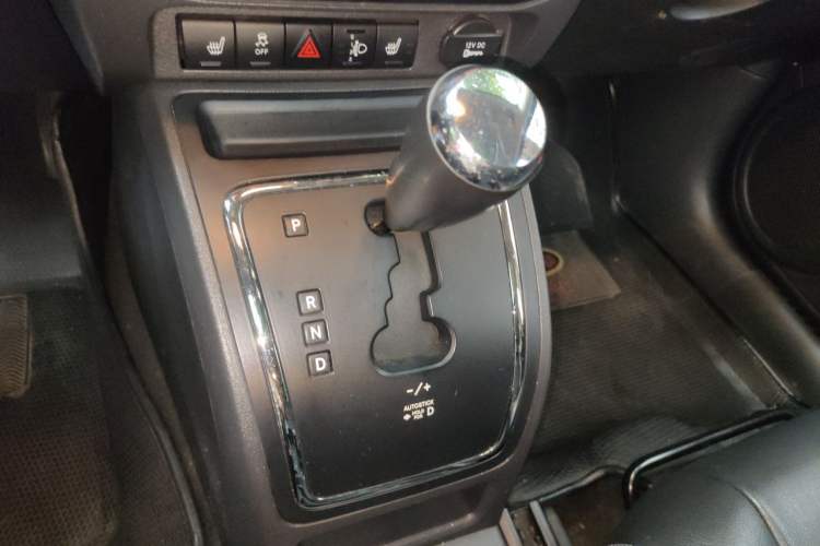 Used Jeep Compass 2013 2.4L four-wheel drive luxury version Gear Lever