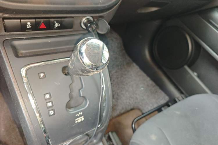 Used Jeep Compass 2013 2.4L four-wheel-drive sport version Gear Lever