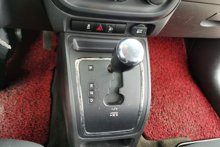 Used Jeep Compass 2013 2.4L four-wheel-drive sport version Gear Lever