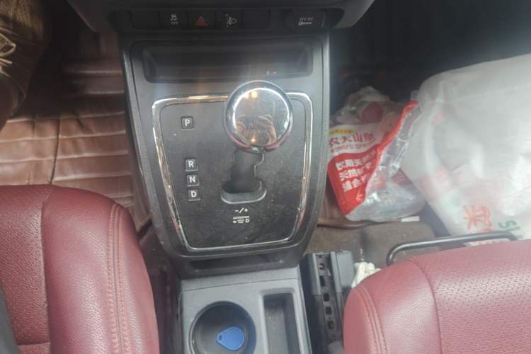 Used Jeep Compass 2013 2.4L four-wheel-drive sport version Gear Lever