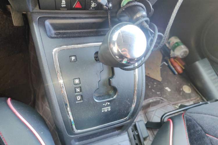 Used Jeep Compass 2013 2.4L four-wheel-drive sport version Gear Lever