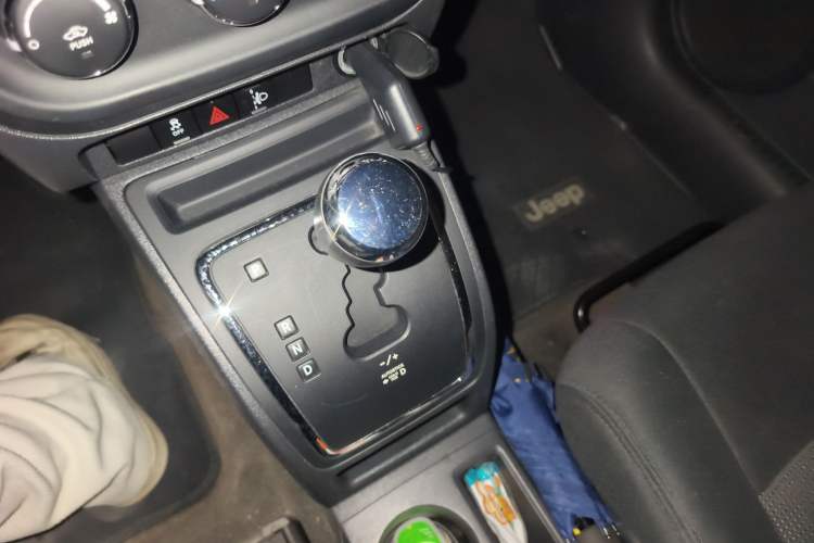 Used Jeep Compass 2013 2.0L two-wheel drive sport version Gear Lever