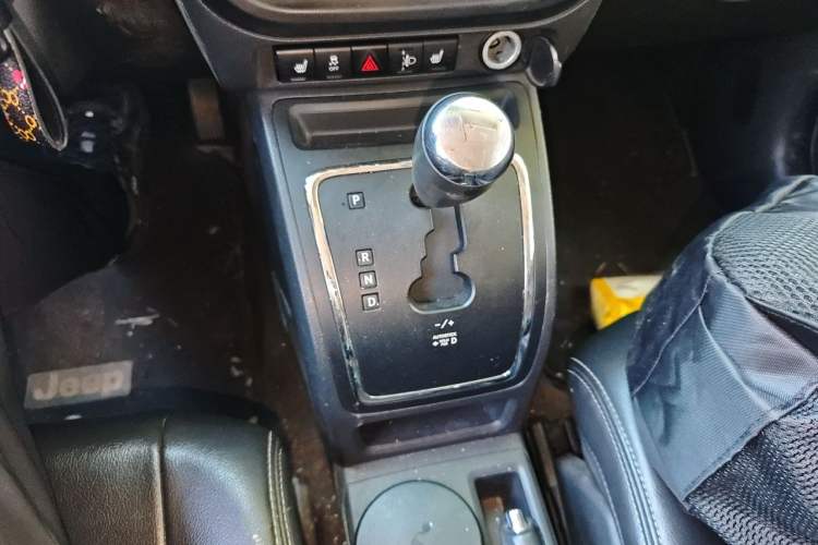 Used Jeep Compass 2013 2.4L Four-wheel Drive Black Edition with Navigation Gear Lever
