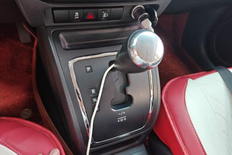 Used Jeep Compass 2013 2.0L two-wheel drive sport version Gear Lever