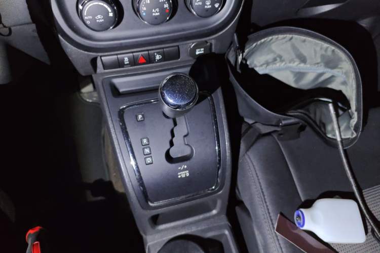 Used Jeep Compass 2013 2.4L four-wheel-drive sport version Gear Lever