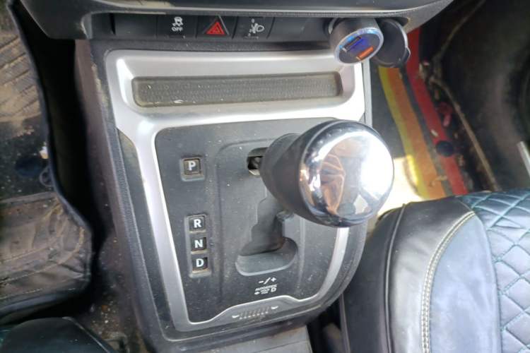 Used Jeep Compass 2013 2.4L four-wheel-drive sport version Gear Lever