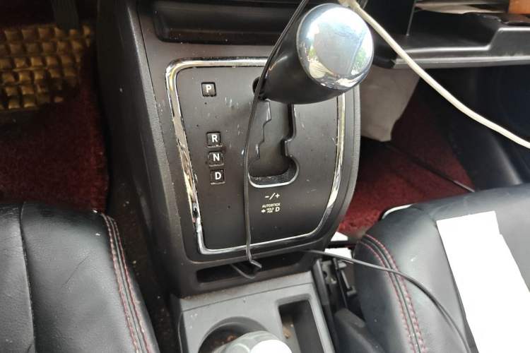 Used Jeep Compass 2013 2.4L four-wheel-drive sport version Gear Lever