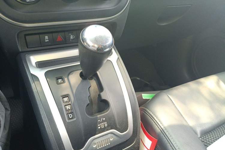 Used Jeep Compass 2013 2.4L four-wheel-drive sport version Gear Lever