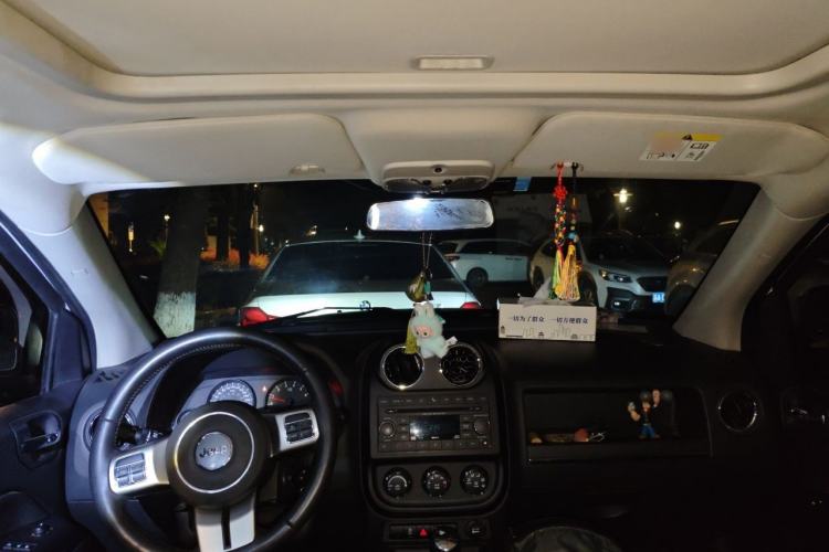Used Jeep Compass 2013 2.4L four-wheel-drive sport version Headliner