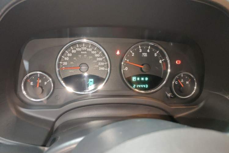 Used Jeep Compass 2013 2.4L four-wheel drive luxury version Instrument Cluster