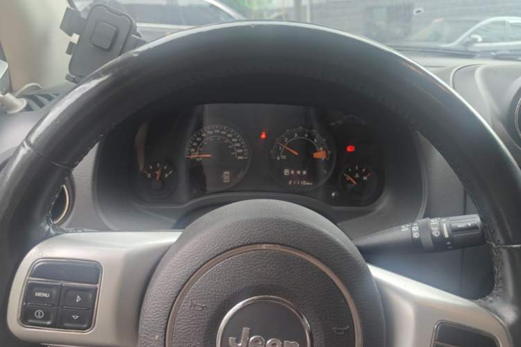 Used Jeep Compass 2013 2.4L four-wheel-drive sport version Instrument Cluster