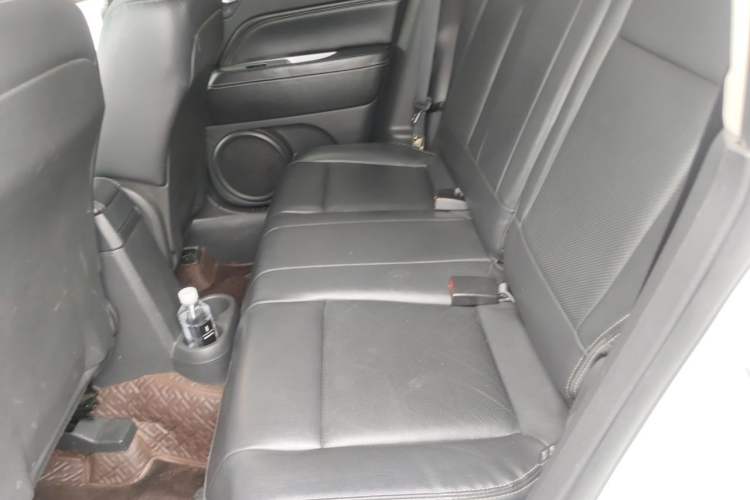 Used Jeep Compass 2013 2.4L four-wheel drive luxury version Left Rear Seat