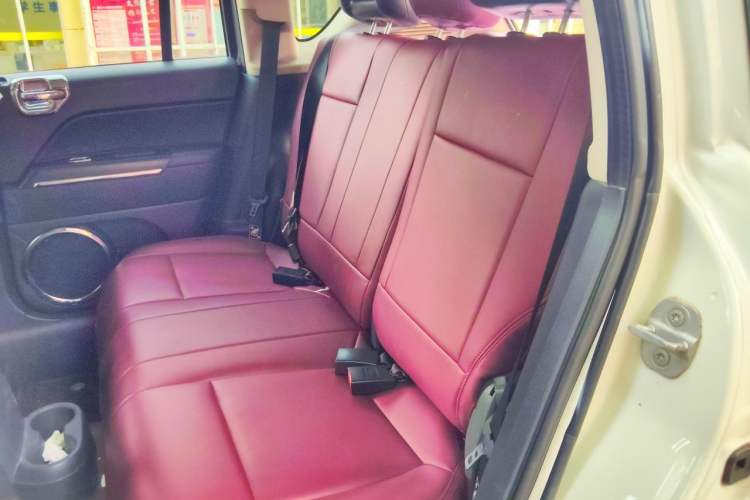 Used Jeep Compass 2013 2.4L four-wheel-drive sport version Left Rear Seat