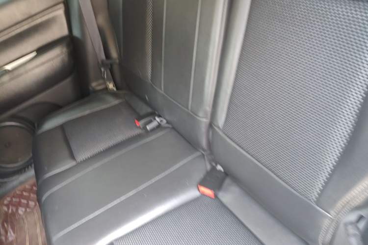 Used Jeep Compass 2013 2.4L four-wheel-drive sport version Left Rear Seat