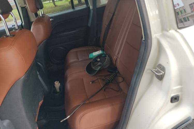 Used Jeep Compass 2013 2.4L four-wheel-drive sport version Left Rear Seat