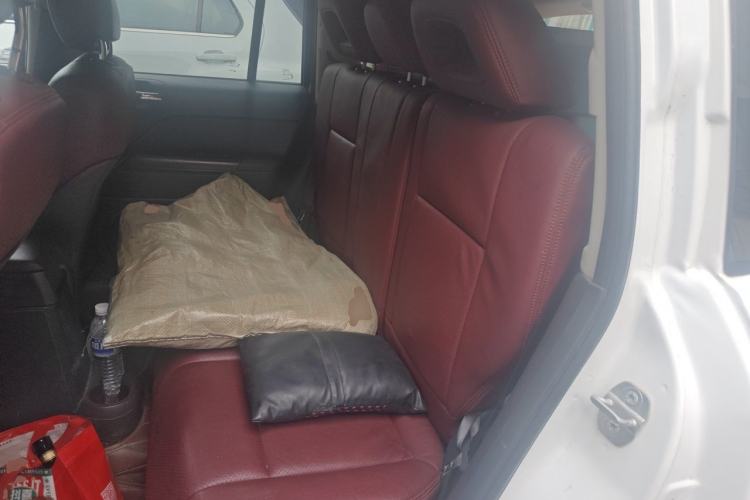 Used Jeep Compass 2013 2.4L four-wheel-drive sport version Left Rear Seat