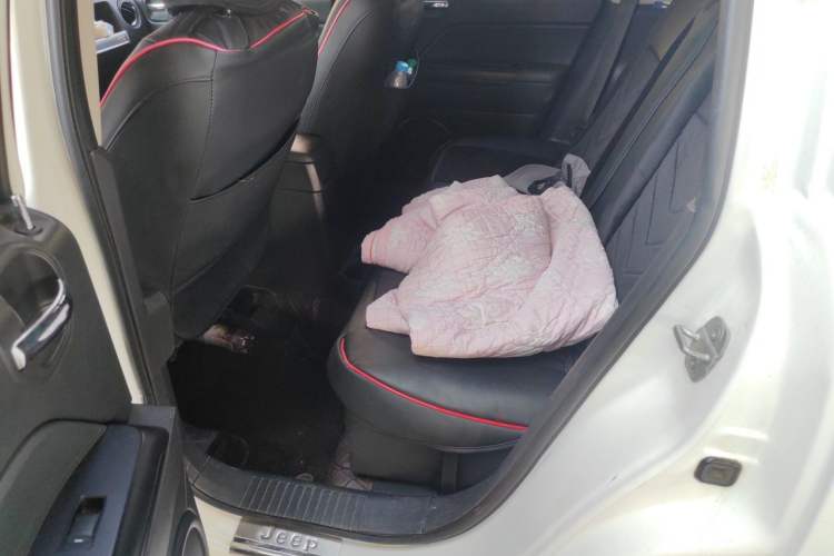 Used Jeep Compass 2013 2.4L four-wheel-drive sport version Left Rear Seat