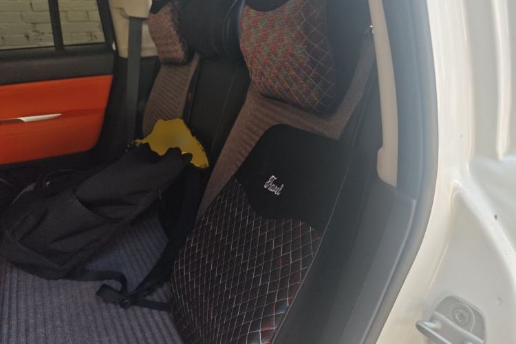 Used Jeep Compass 2013 2.4L four-wheel-drive sport version Left Rear Seat