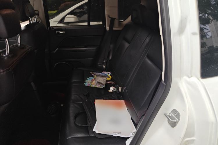 Used Jeep Compass 2013 2.4L four-wheel-drive sport version Left Rear Seat