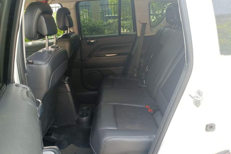 Used Jeep Compass 2013 2.4L four-wheel-drive sport version Left Rear Seat