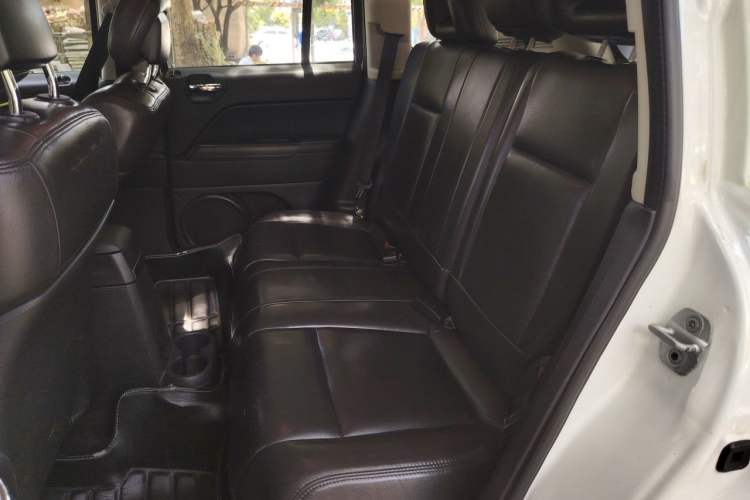 Used Jeep Compass 2013 2.0L two-wheel drive sport version Left Rear Seat