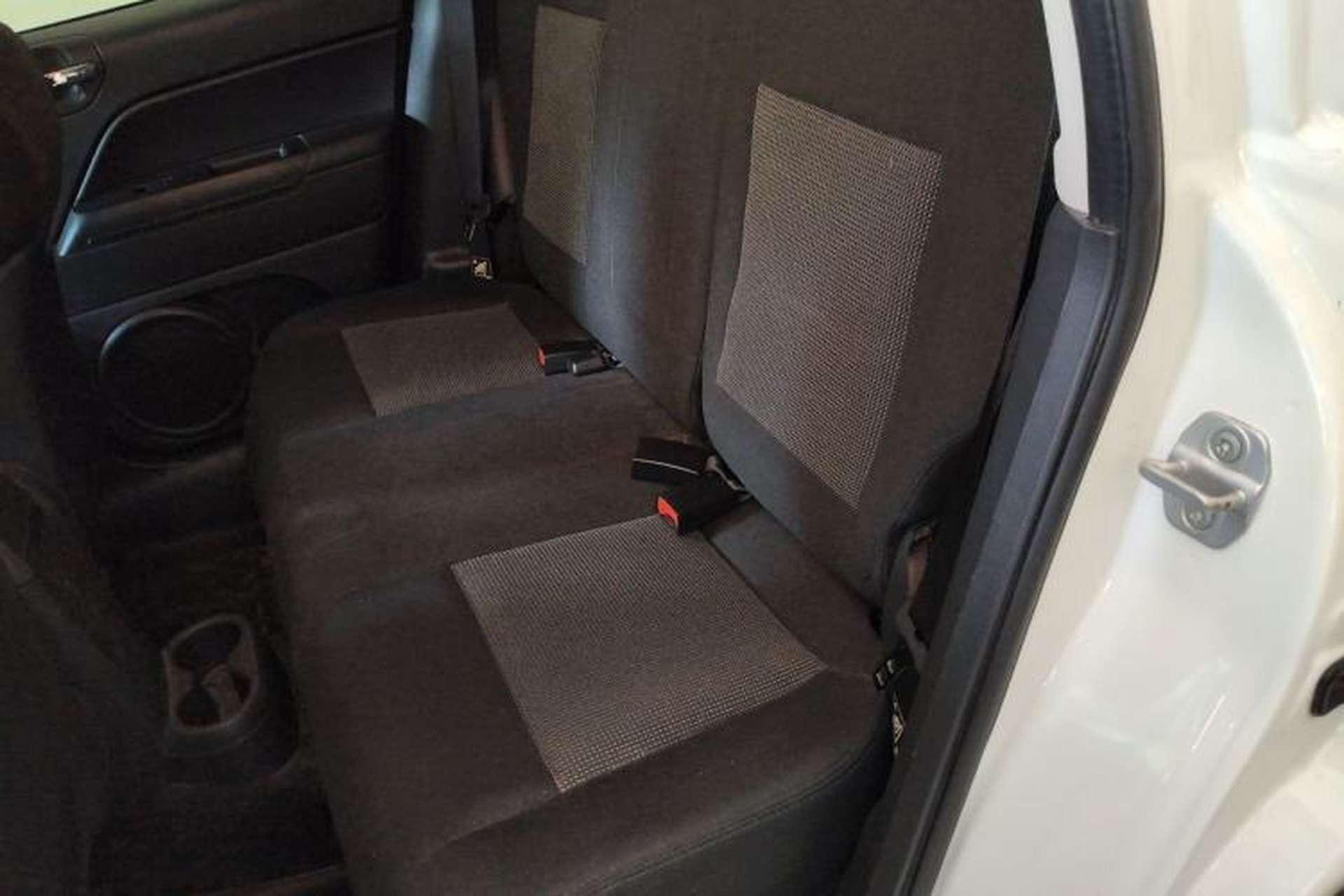 Used Jeep Compass 2013 2.4L four-wheel-drive sport version Left Rear Seat