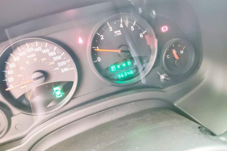 Used Jeep Compass 2013 2.4L four-wheel-drive sport version Odometer Close Up