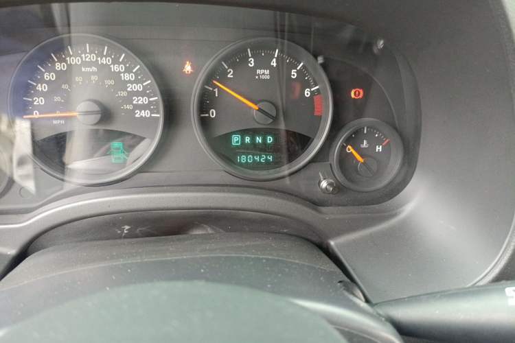 Used Jeep Compass 2013 2.4L four-wheel-drive sport version Odometer Close Up