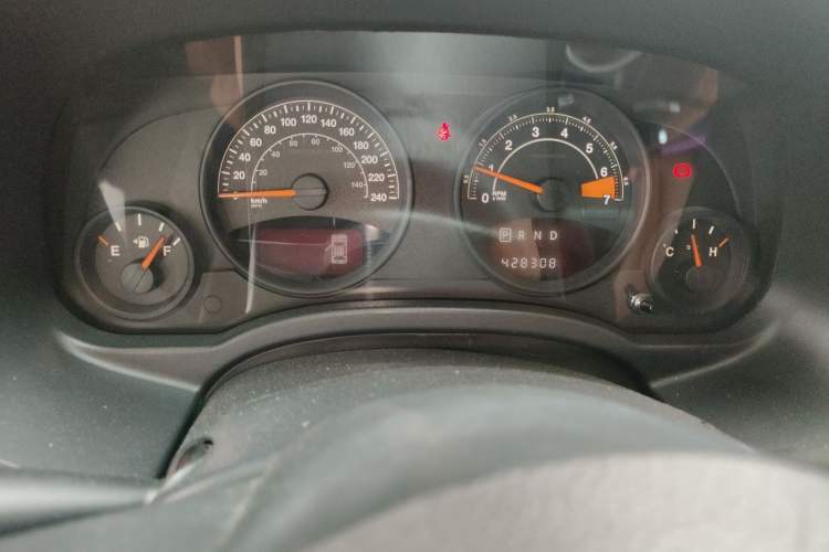 Used Jeep Compass 2013 2.4L four-wheel-drive sport version Odometer Close Up